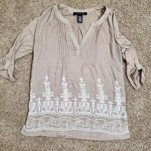 89th & Madison Tan White Embroidery Half Sleeve Womens Tunic Blouse Large. Great